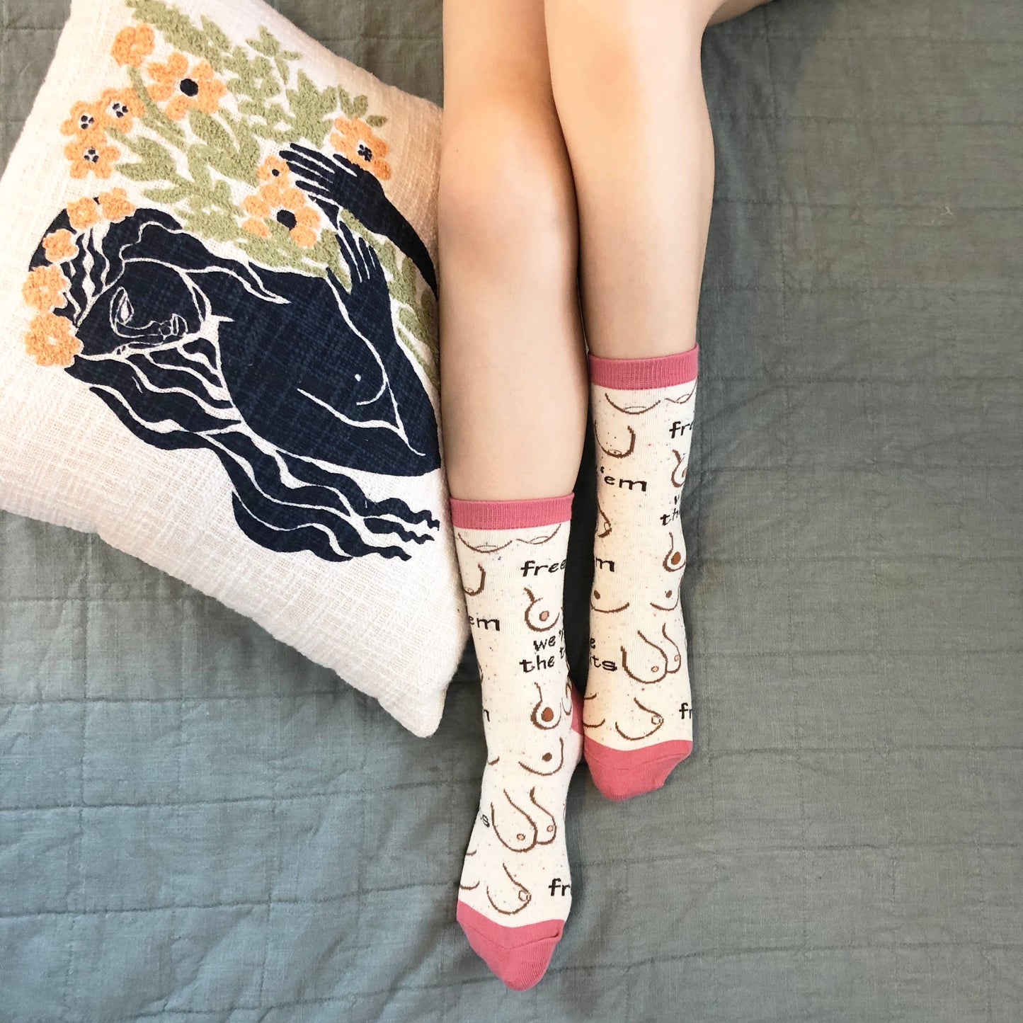 Free 'em | Women's Funny Saying Cotton Crew Socks