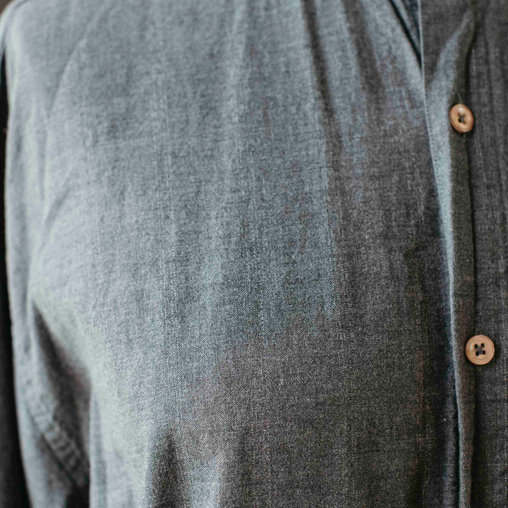 
                      
                        Pre-loved Unisex Gray Button-down Top - Size M
                      
                    