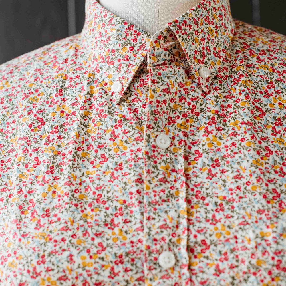
                      
                        Pre-loved Unisex Petite Floral Button-down Top - Size M
                      
                    