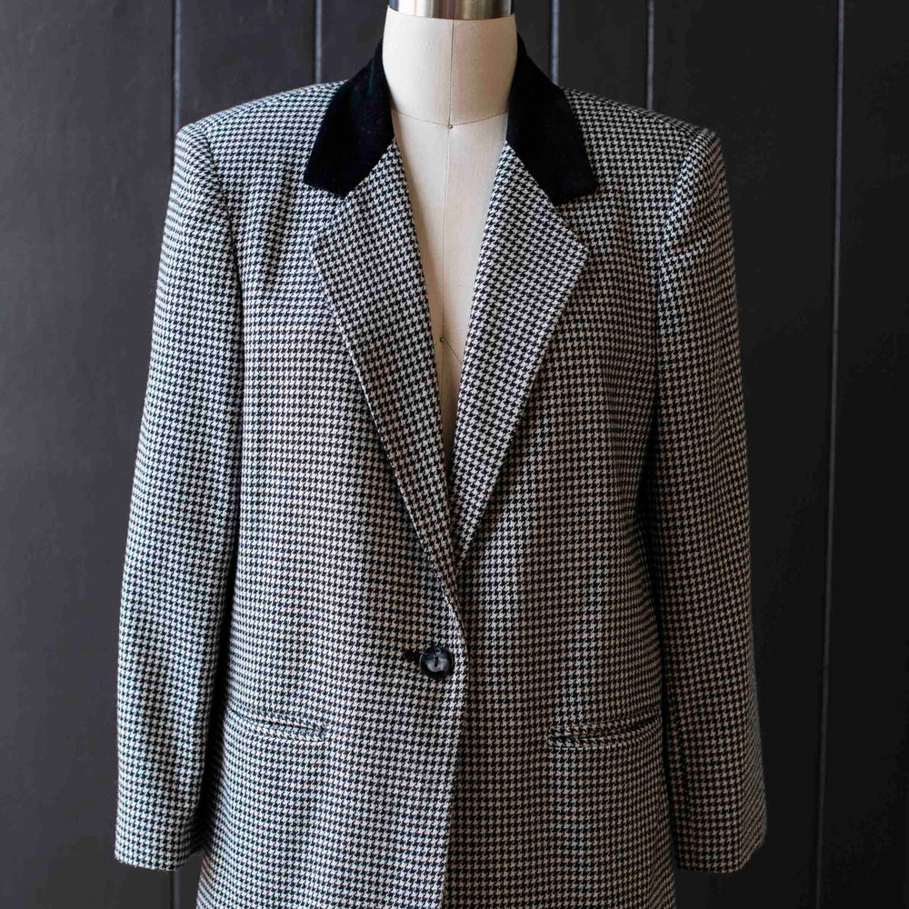 
                      
                        Vintage Houndstooth & Velvet Collar Blazer - Size L
                      
                    