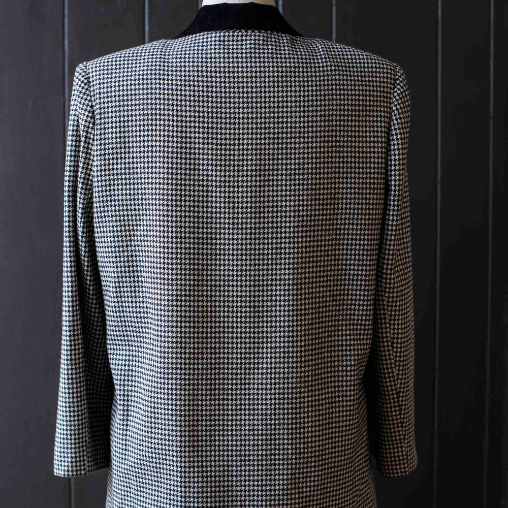 
                      
                        Vintage Houndstooth & Velvet Collar Blazer - Size L
                      
                    