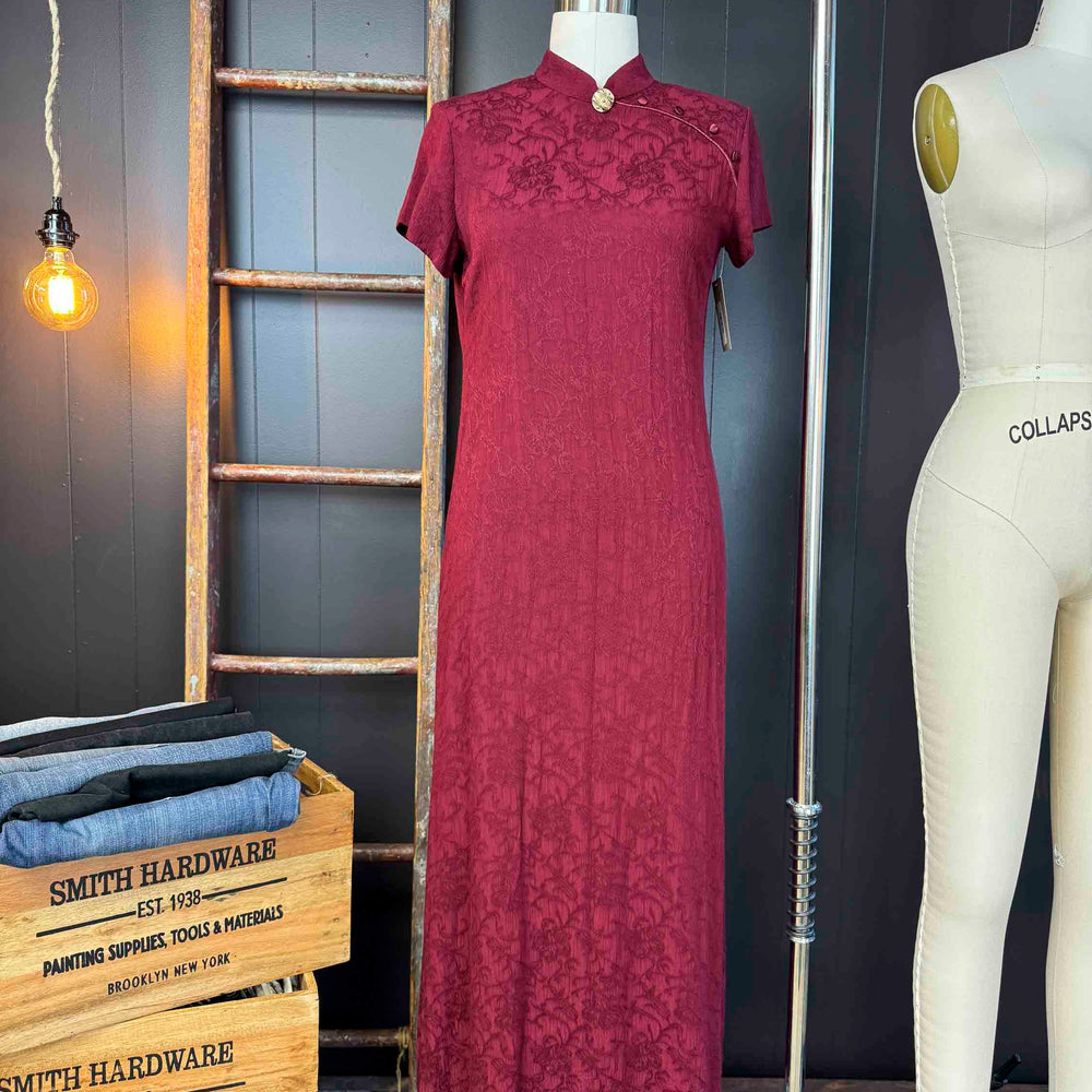 
                      
                        Mode Edit: Vintage High Neck Burgundy Dress with Pin - Size M/L
                      
                    