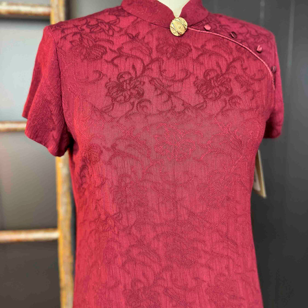 
                      
                        Mode Edit: Vintage High Neck Burgundy Dress with Pin - Size M/L
                      
                    