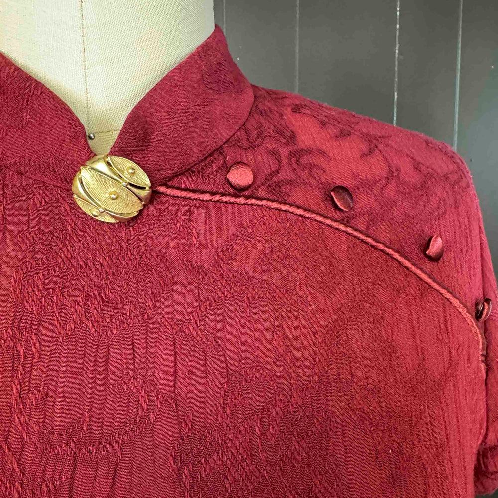 
                      
                        Mode Edit: Vintage High Neck Burgundy Dress with Pin - Size M/L
                      
                    
