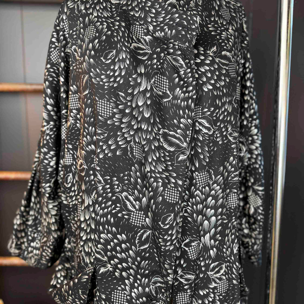 
                      
                        Pre-loved Black and White Kimono Duster - Size L
                      
                    