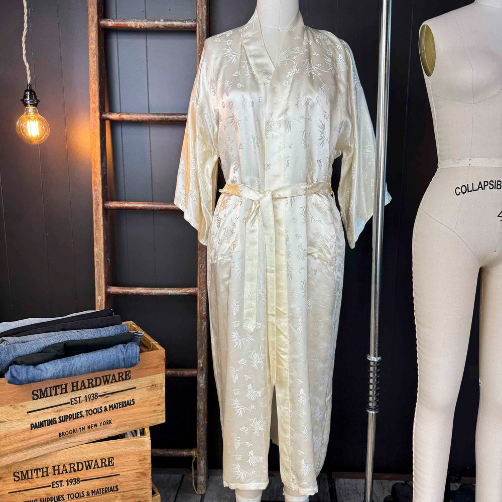 
                      
                        Vintage White Golden Bee Silk Kimono Robe - Size L/XL
                      
                    