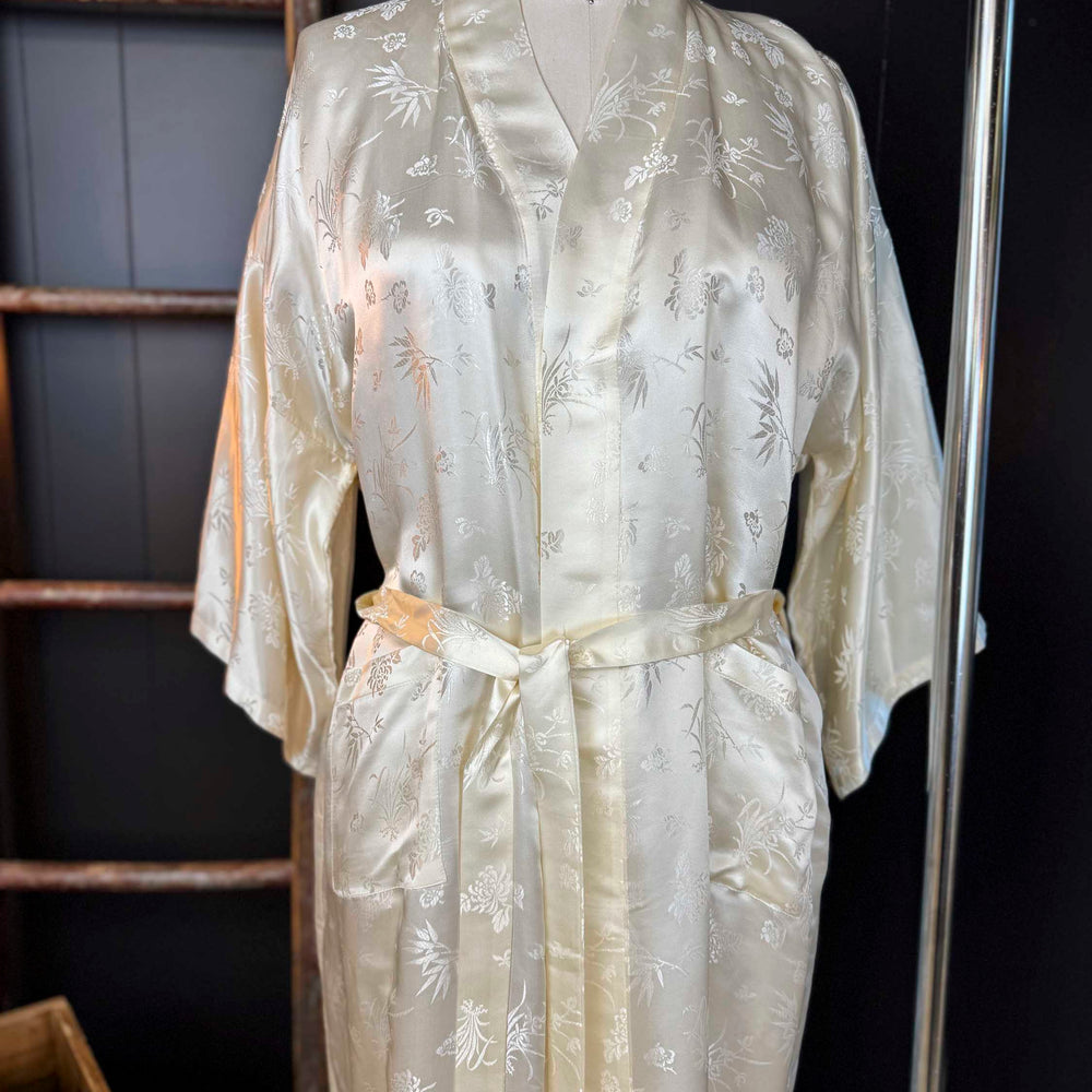 
                      
                        Vintage White Golden Bee Silk Kimono Robe - Size L/XL
                      
                    
