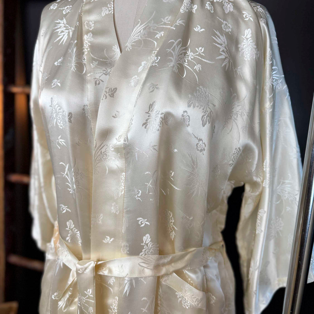 
                      
                        Vintage White Golden Bee Silk Kimono Robe - Size L/XL
                      
                    