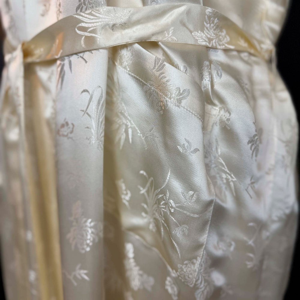 
                      
                        Vintage White Golden Bee Silk Kimono Robe - Size L/XL
                      
                    