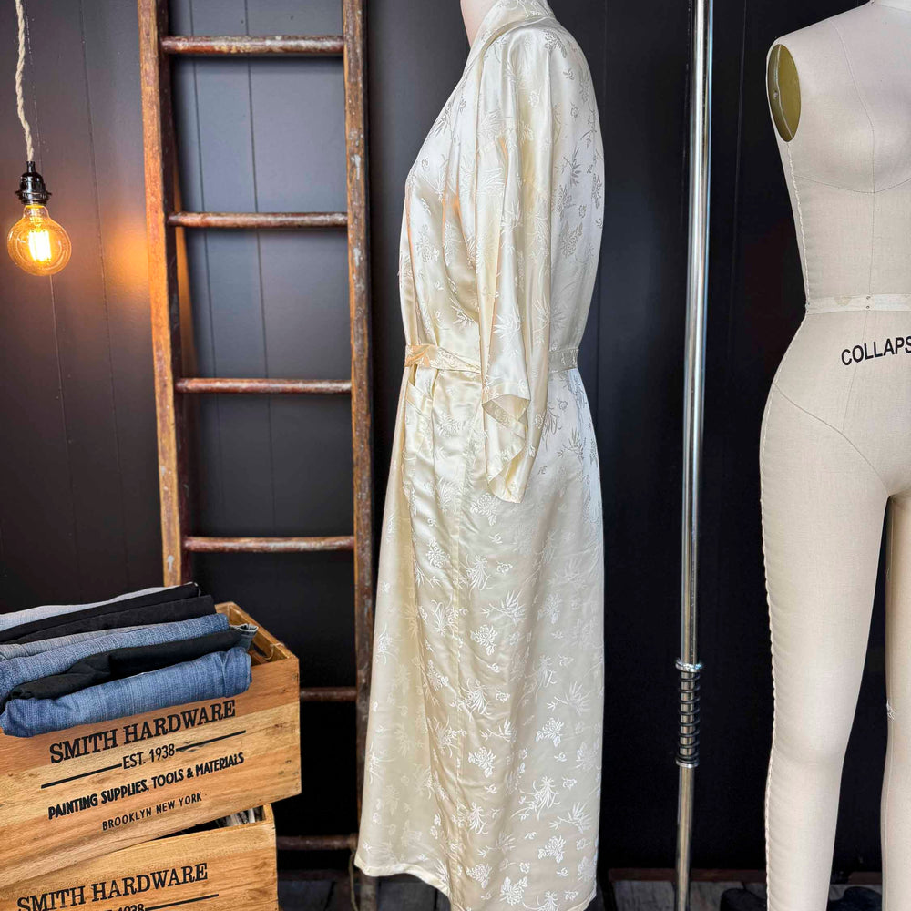 
                      
                        Vintage White Golden Bee Silk Kimono Robe - Size L/XL
                      
                    