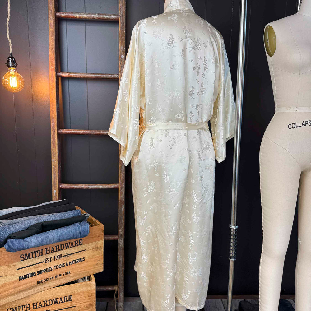 
                      
                        Vintage White Golden Bee Silk Kimono Robe - Size L/XL
                      
                    