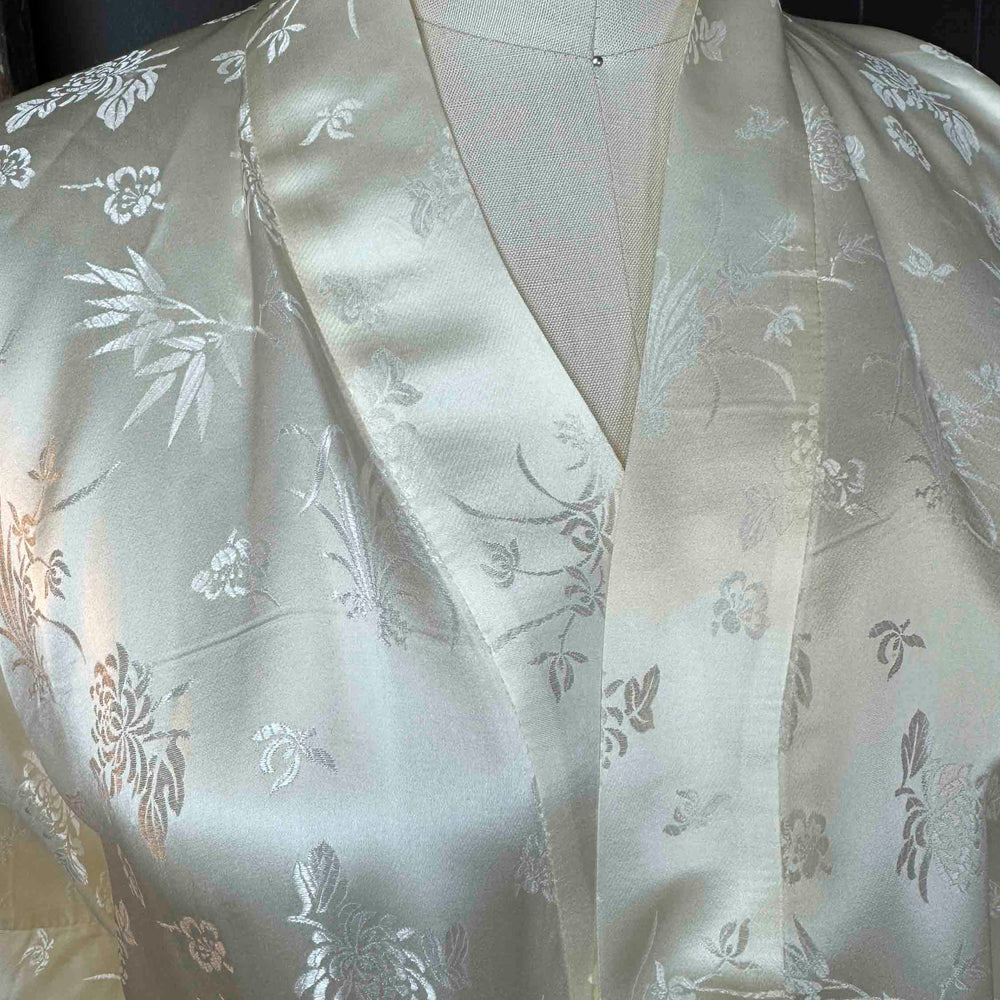 
                      
                        Vintage White Golden Bee Silk Kimono Robe - Size L/XL
                      
                    