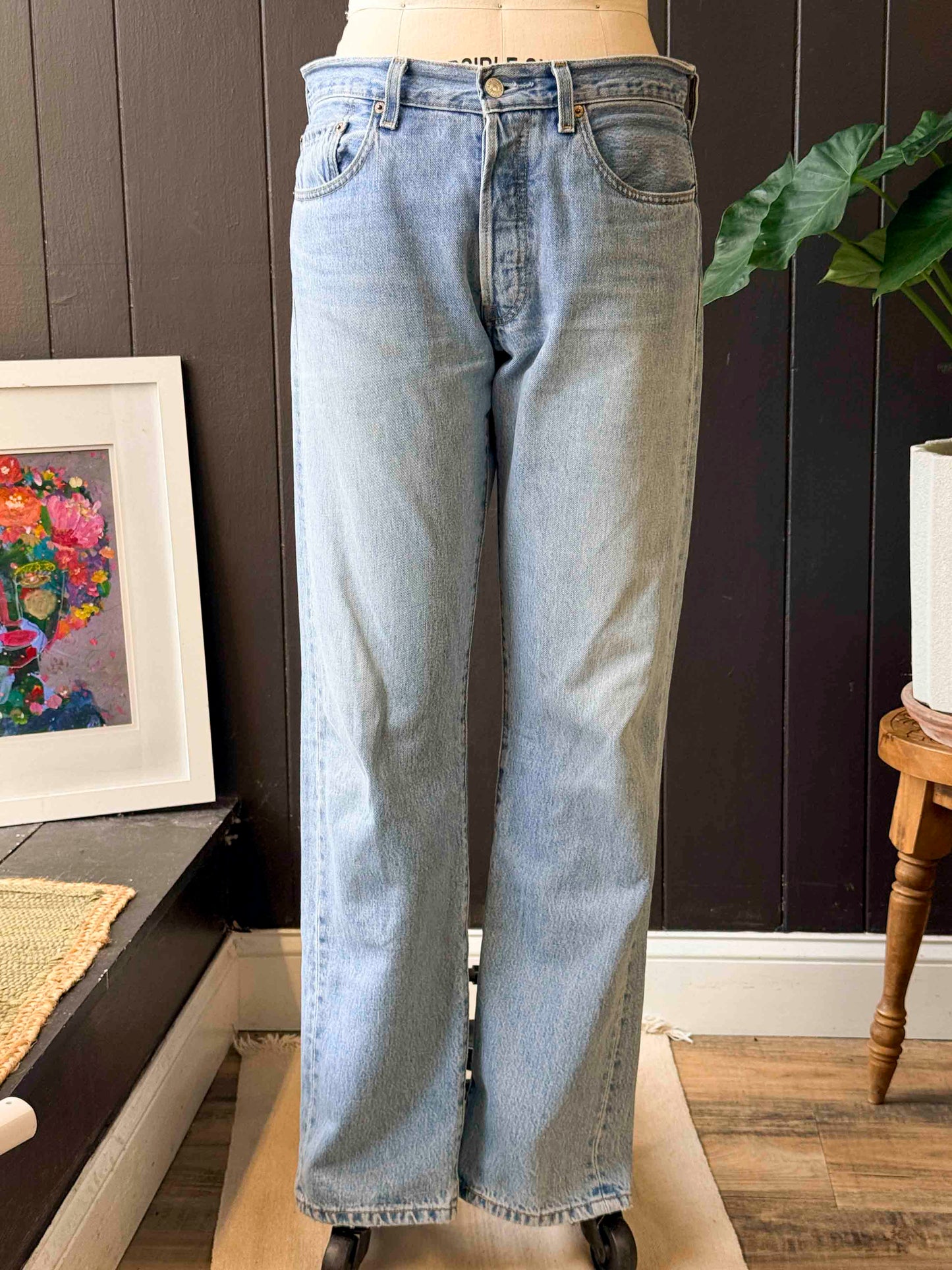 Pre-loved Men’s Levi’s 501 Light Wash Jeans - Size 33 x 34