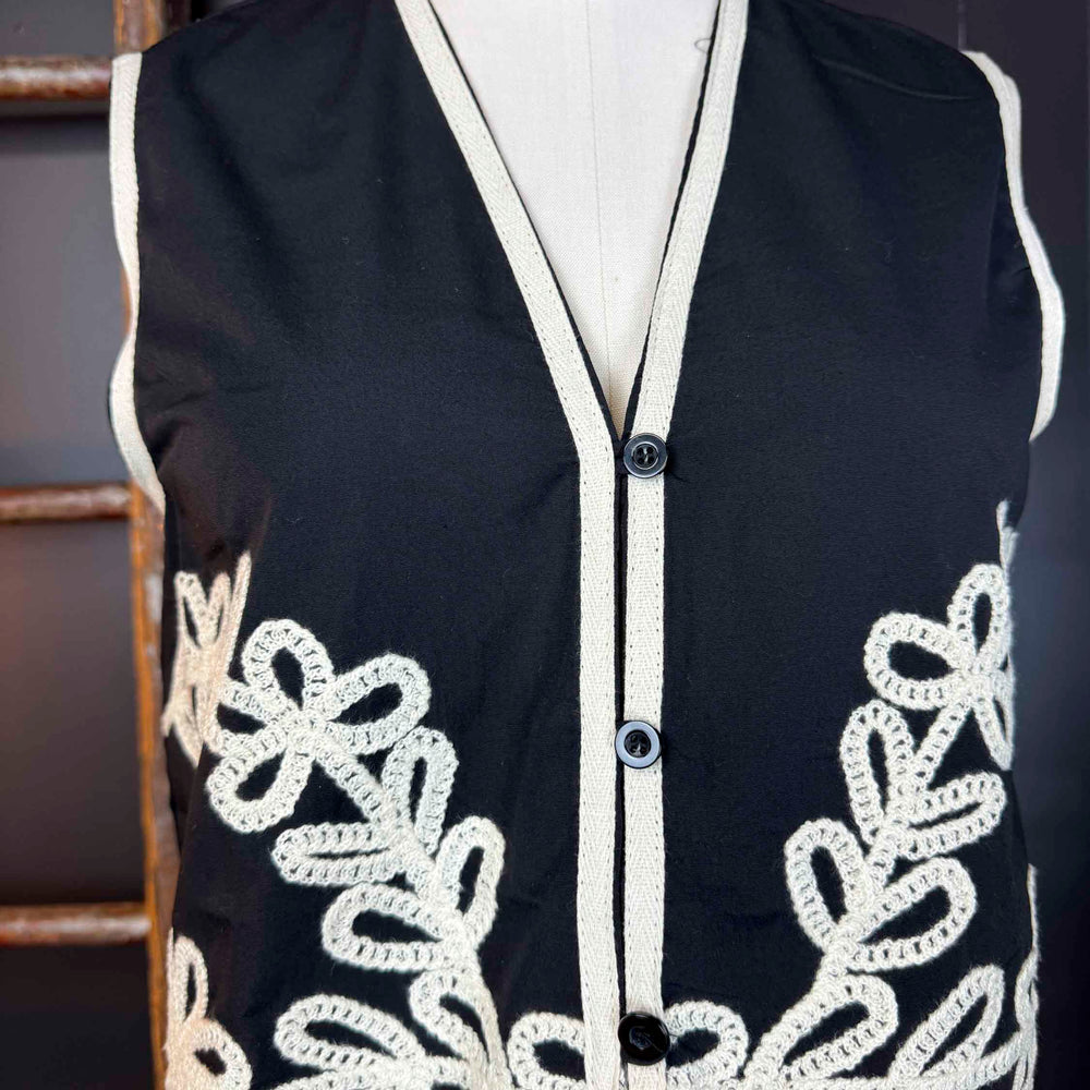 
                      
                        New Sleeveless Embroidered V-Neck Vest Top
                      
                    