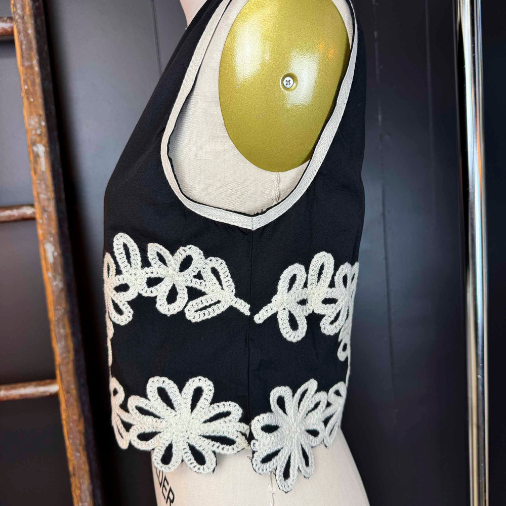 
                      
                        New Sleeveless Embroidered V-Neck Vest Top
                      
                    
