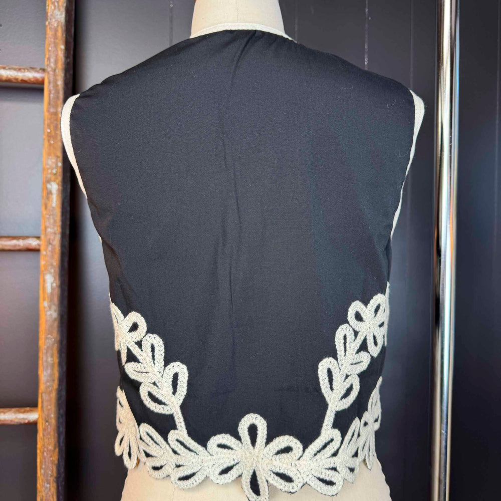 
                      
                        New Sleeveless Embroidered V-Neck Vest Top
                      
                    