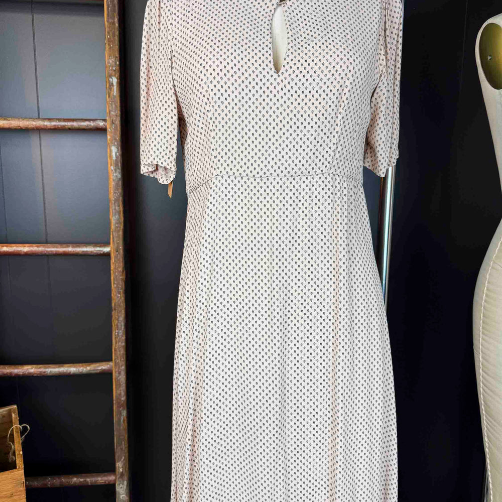 
                      
                        Pre-loved Mini Leaf Beige/Pink Dress - Size M
                      
                    