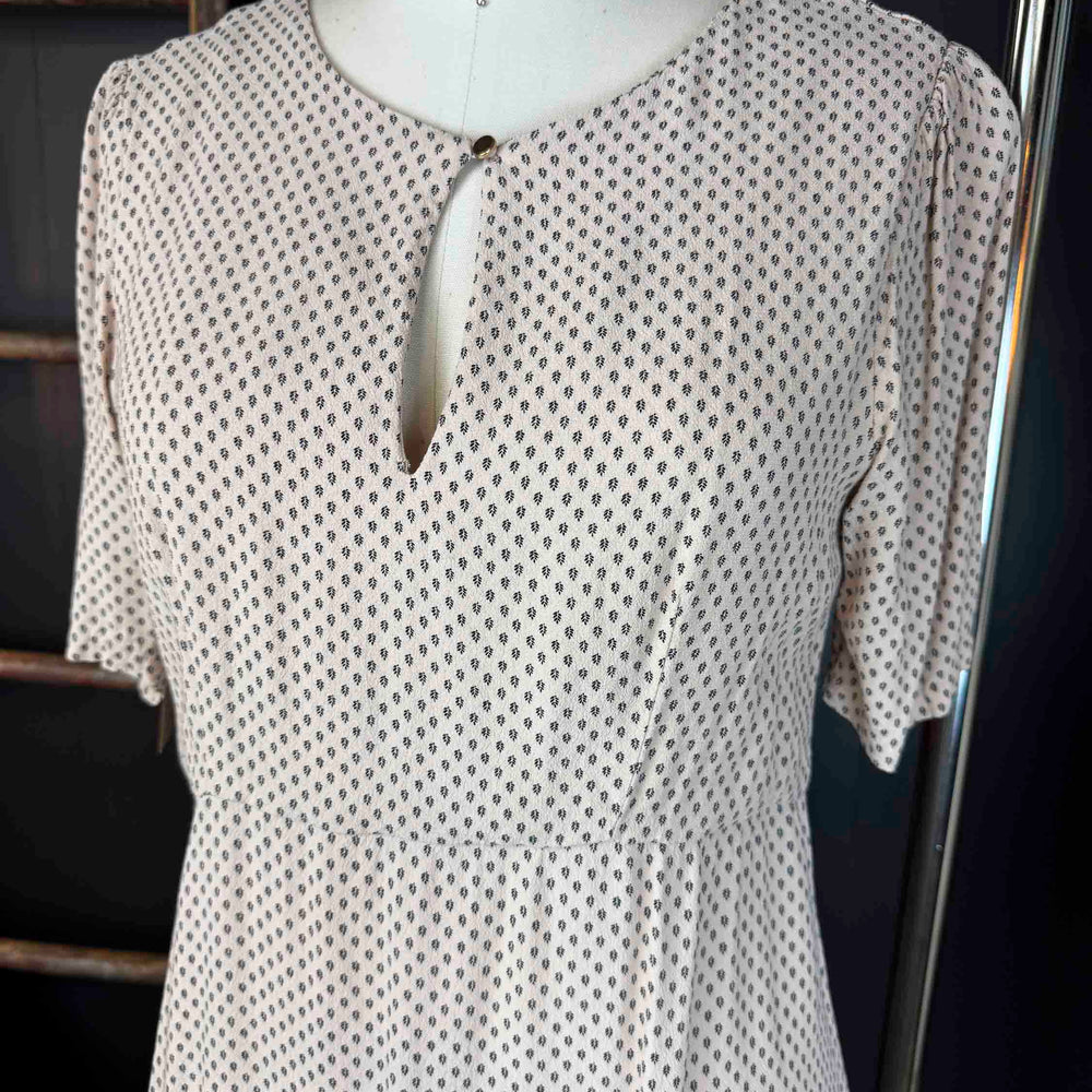 
                      
                        Pre-loved Mini Leaf Beige/Pink Dress - Size M
                      
                    