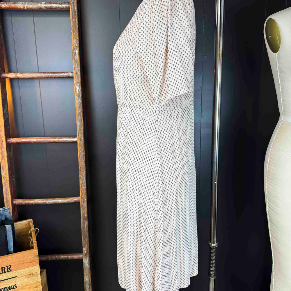 
                      
                        Pre-loved Mini Leaf Beige/Pink Dress - Size M
                      
                    