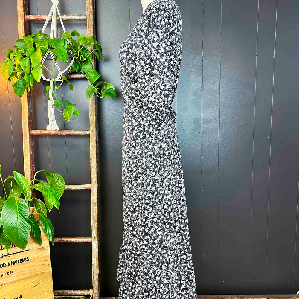 
                      
                        Pre-loved Mini White Floral Print Maxi Dress - Size XL
                      
                    