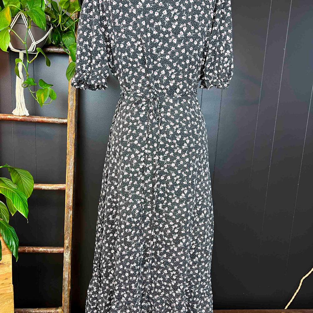 
                      
                        Pre-loved Mini White Floral Print Maxi Dress - Size XL
                      
                    