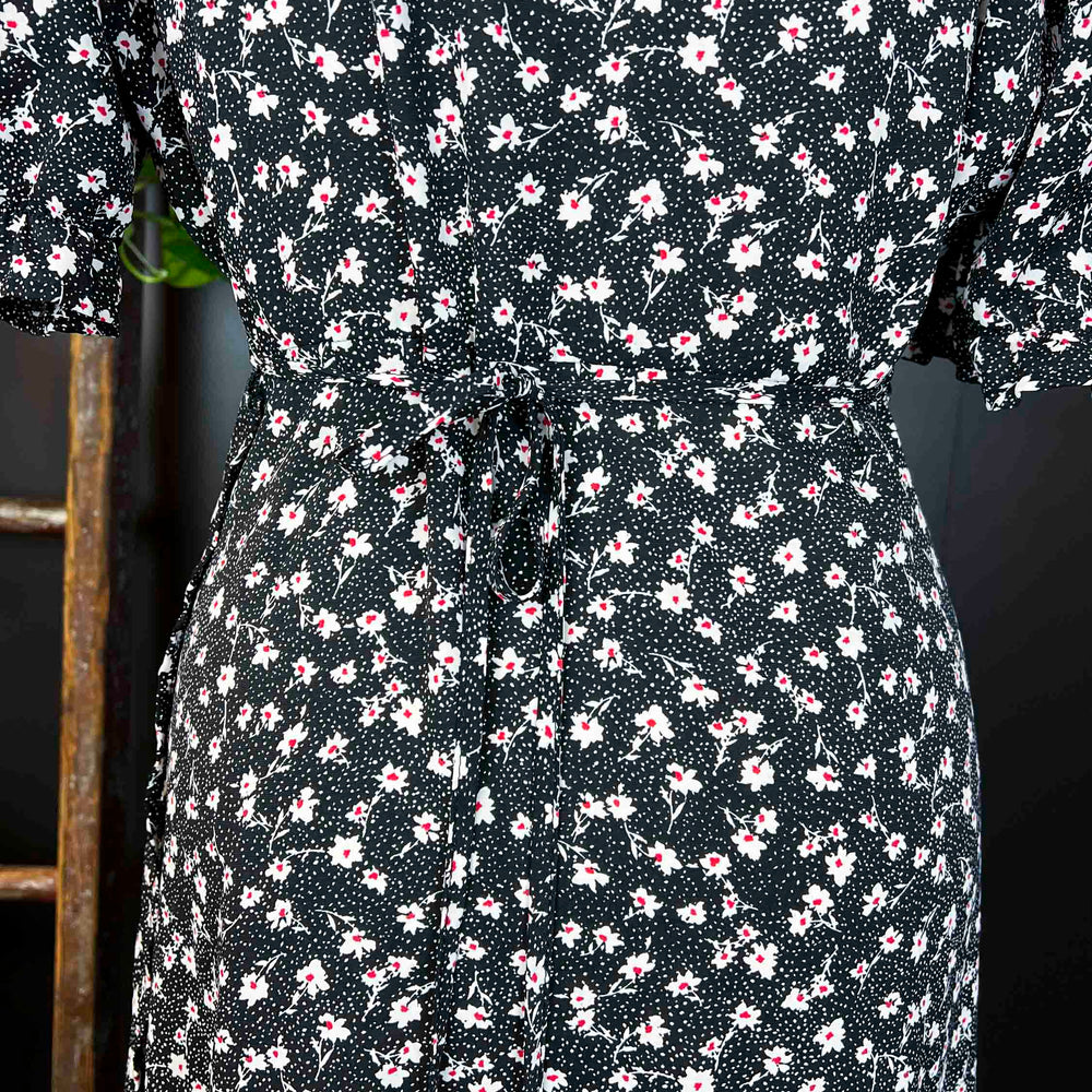 
                      
                        Pre-loved Mini White Floral Print Maxi Dress - Size XL
                      
                    