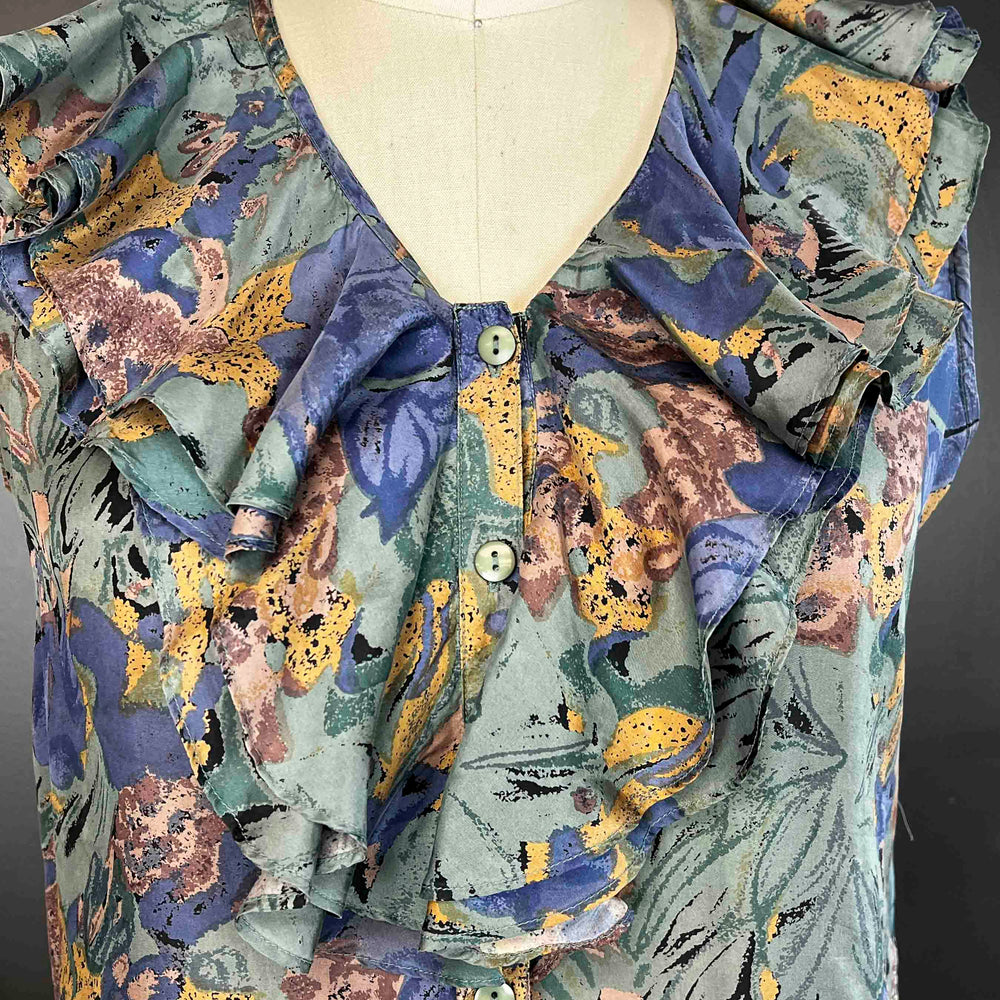 
                      
                        Pre-loved Ruffle V-Neck Floral Top - Size M
                      
                    