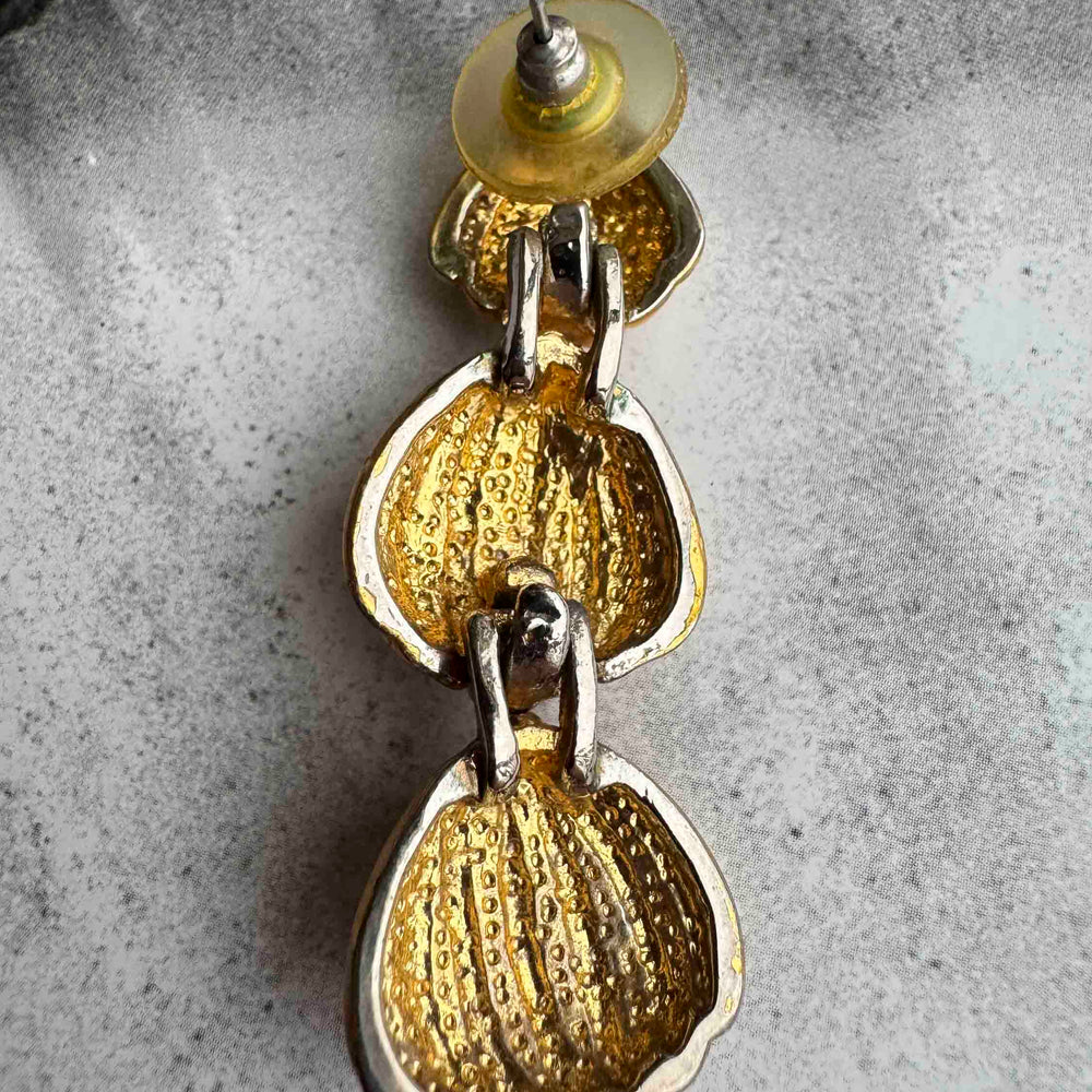 
                      
                        Vintage Gold Cascading Shell Earrings – Glamorous 1980s Dangle
                      
                    