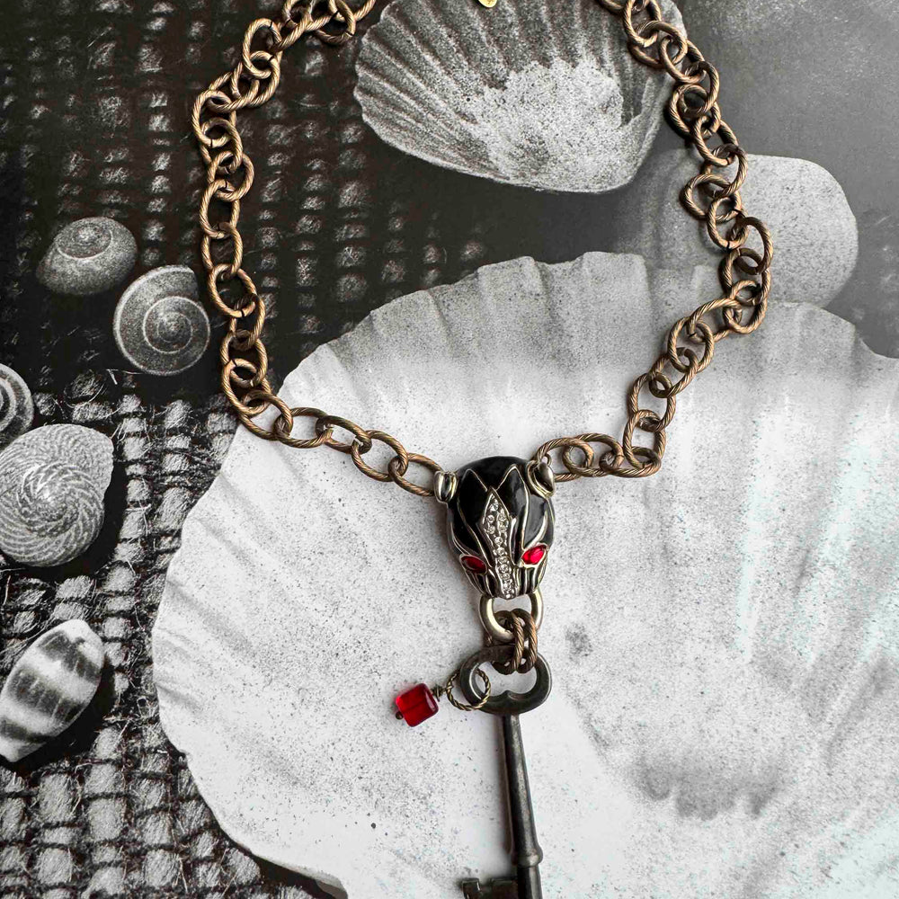 
                      
                        Vintage Chain Necklace with Panther Pendant & Key – Bold Statement Piece
                      
                    